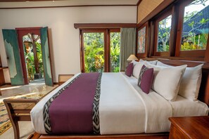 Rom – classic (Saraswati) | Senger med overmadrass, minibar, skrivebord og skrivebord for bærbar PC