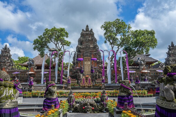 A temple with intricate architecture, a central altar, and statues. - Puri Saraswati Dijiwa Ubud (Ubud)