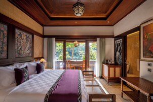 Quarto espaçoso com cama grande, teto de madeira e vista para o exterior por grandes janelas.