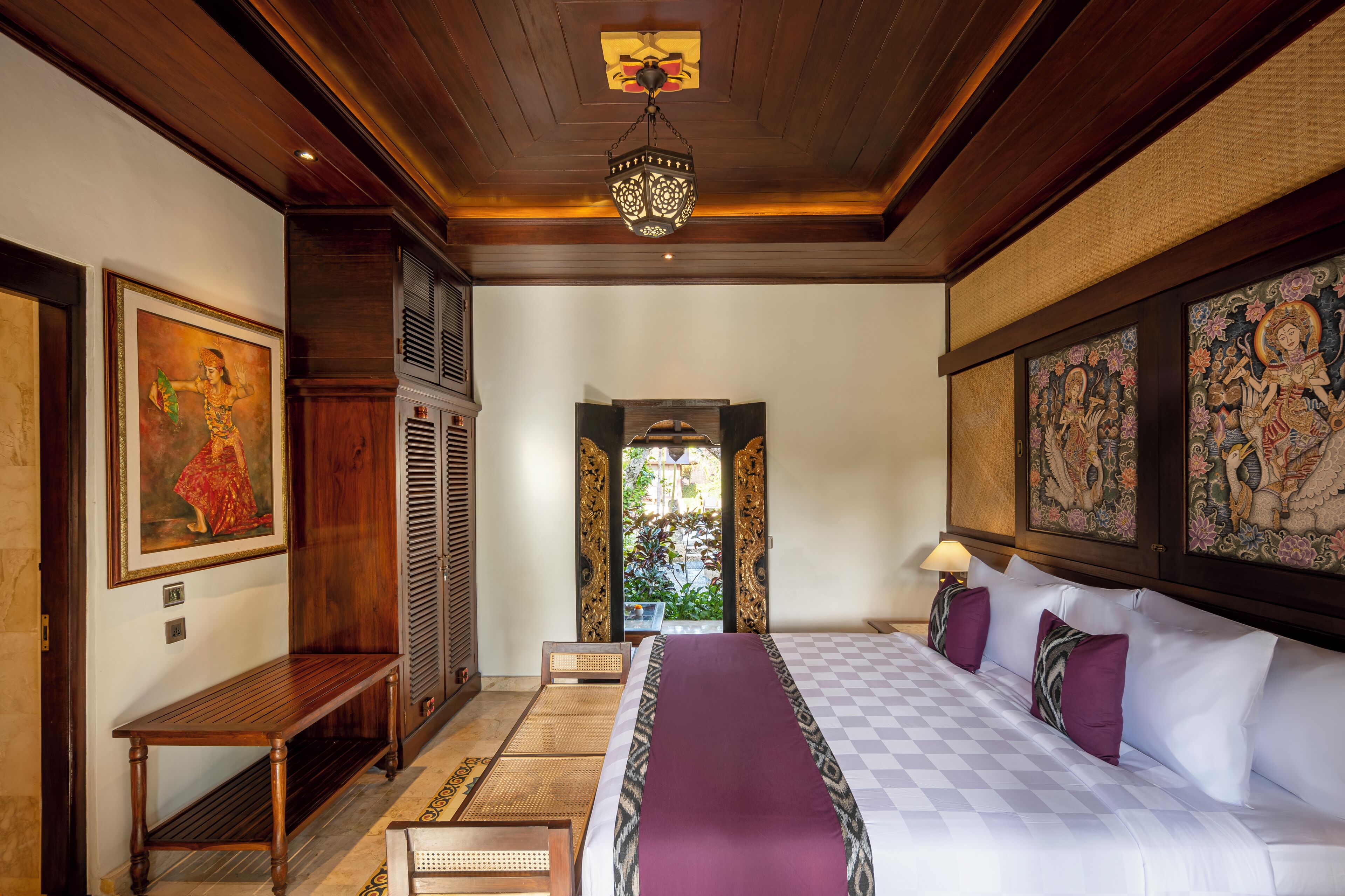 saraswati classic with balcony | pillow-top beds, minibar, desk, laptop workspace