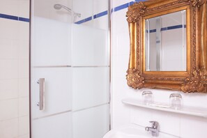 Douche, sèche-cheveux, serviettes fournies