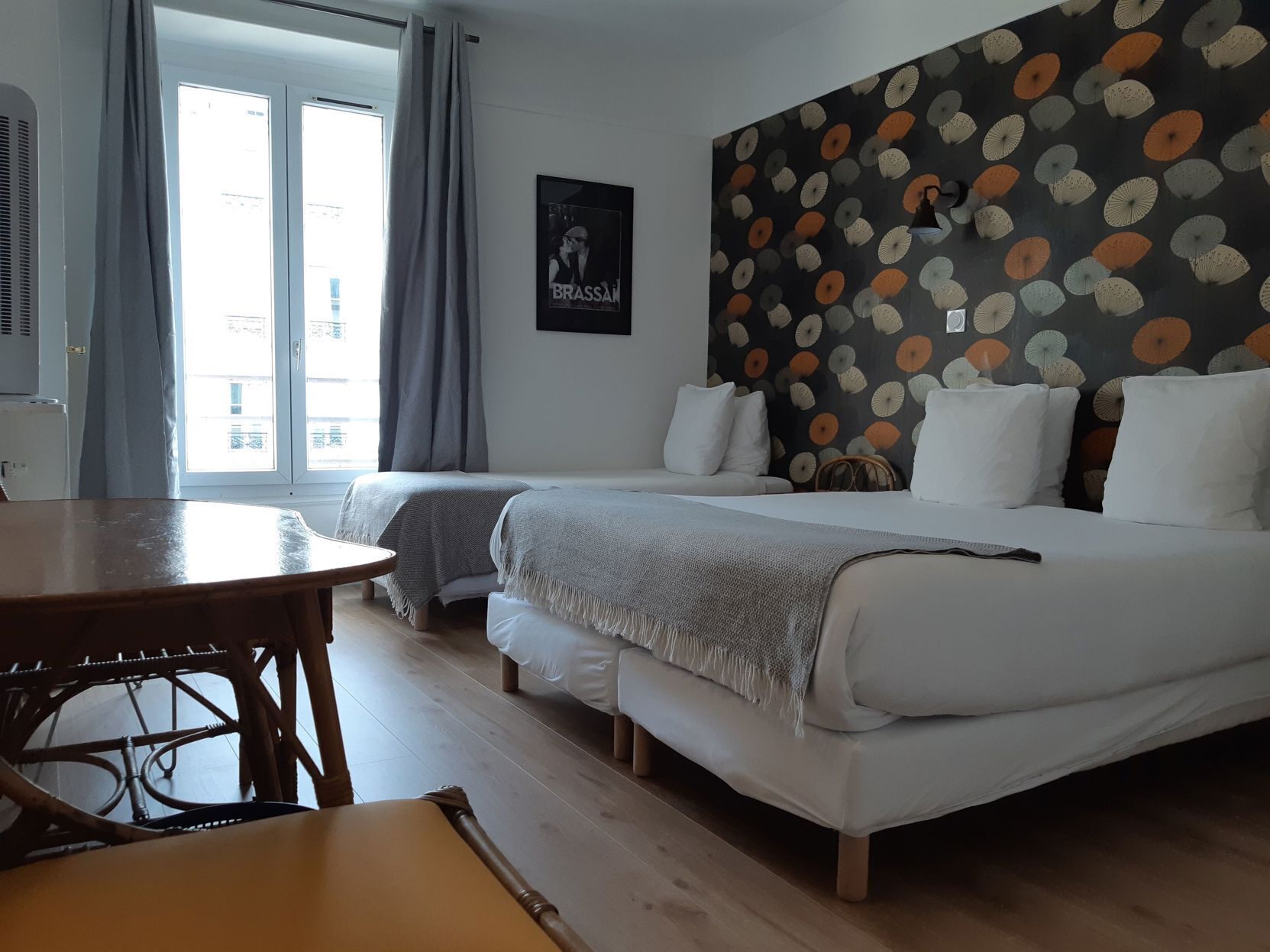 Työpöytä, kannettavalle tietokoneelle sopiva työtila, äänieristys