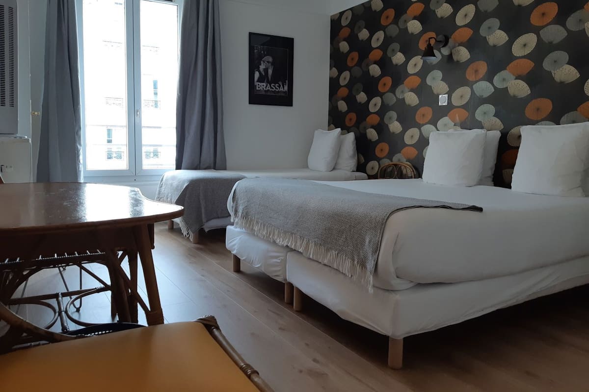 Työpöytä, kannettavalle tietokoneelle sopiva työtila, äänieristys