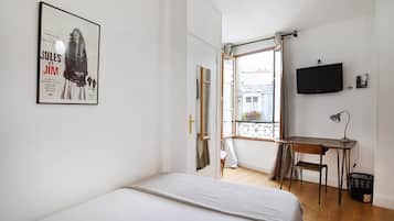 Single Room | Desk, laptop workspace, soundproofing, iron/ironing board