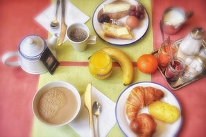 Café da manhã com buffet todos os dias (EUR 10 por pessoa) 