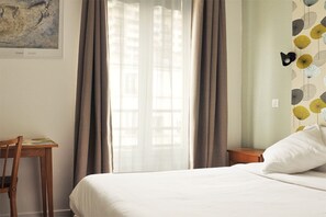 Habitació doble estàndard | Escriptori i espai de treball apte per a portàtils 