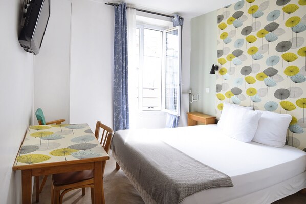 Standard Double Room | Desk, laptop workspace, soundproofing, iron/ironing board