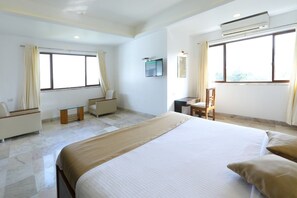 Familiekamer, 1 kingsize bed, uitzicht op bergen, uitzicht op gebergte | Een bureau, gratis wifi, beddengoed