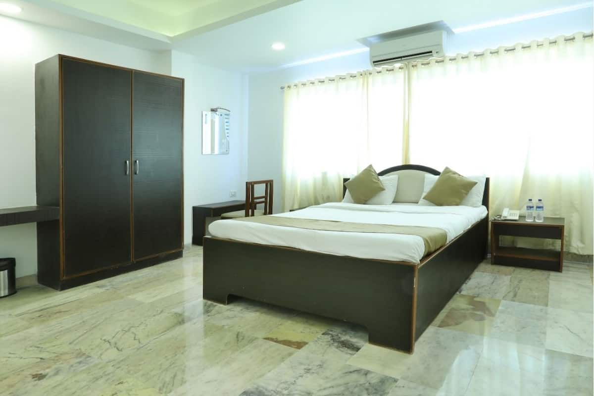 Executive Room, 1 King Bed | Desk, free WiFi, bed sheets