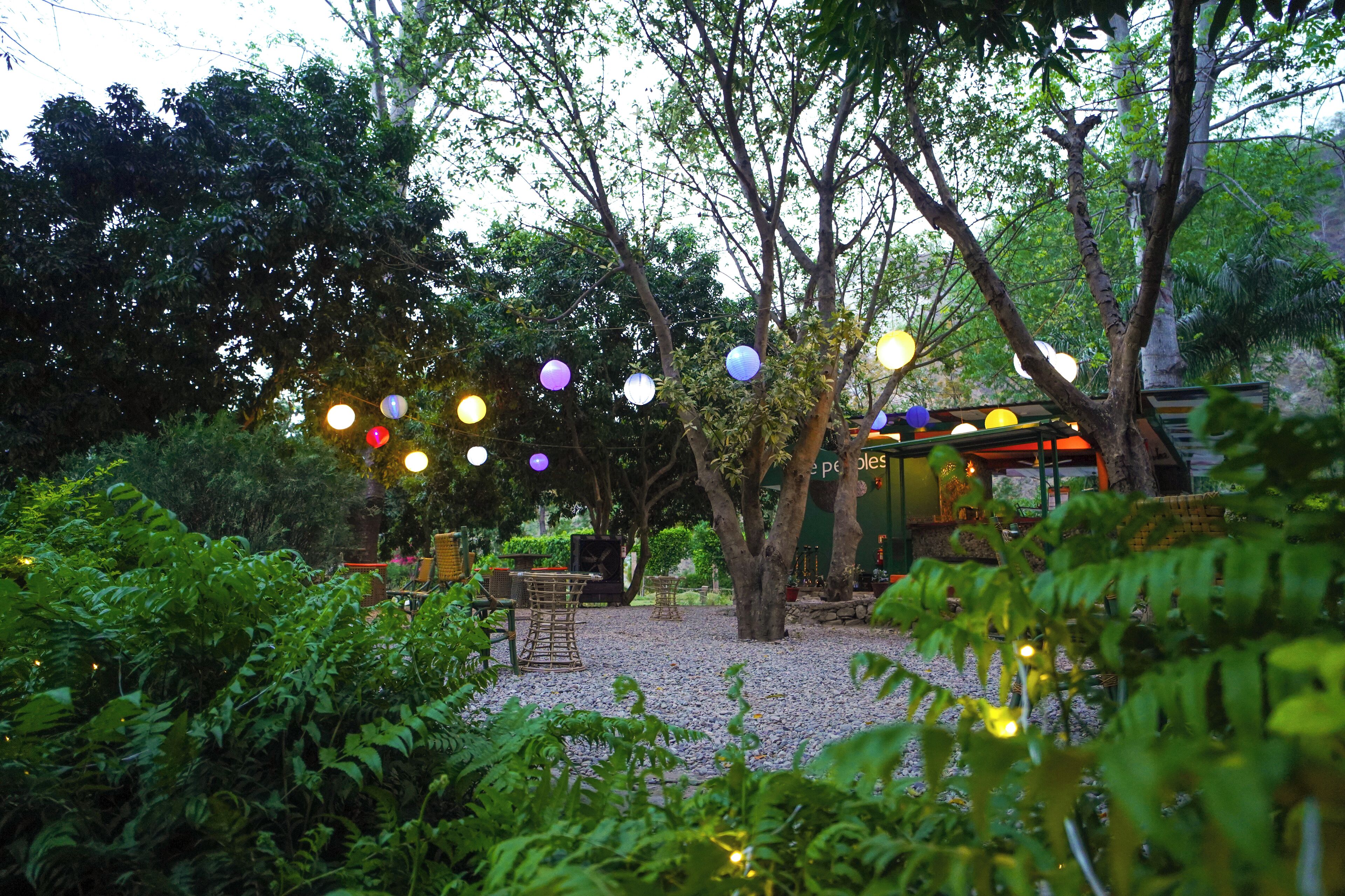 Breakfast, lunch, dinner served; pool views 