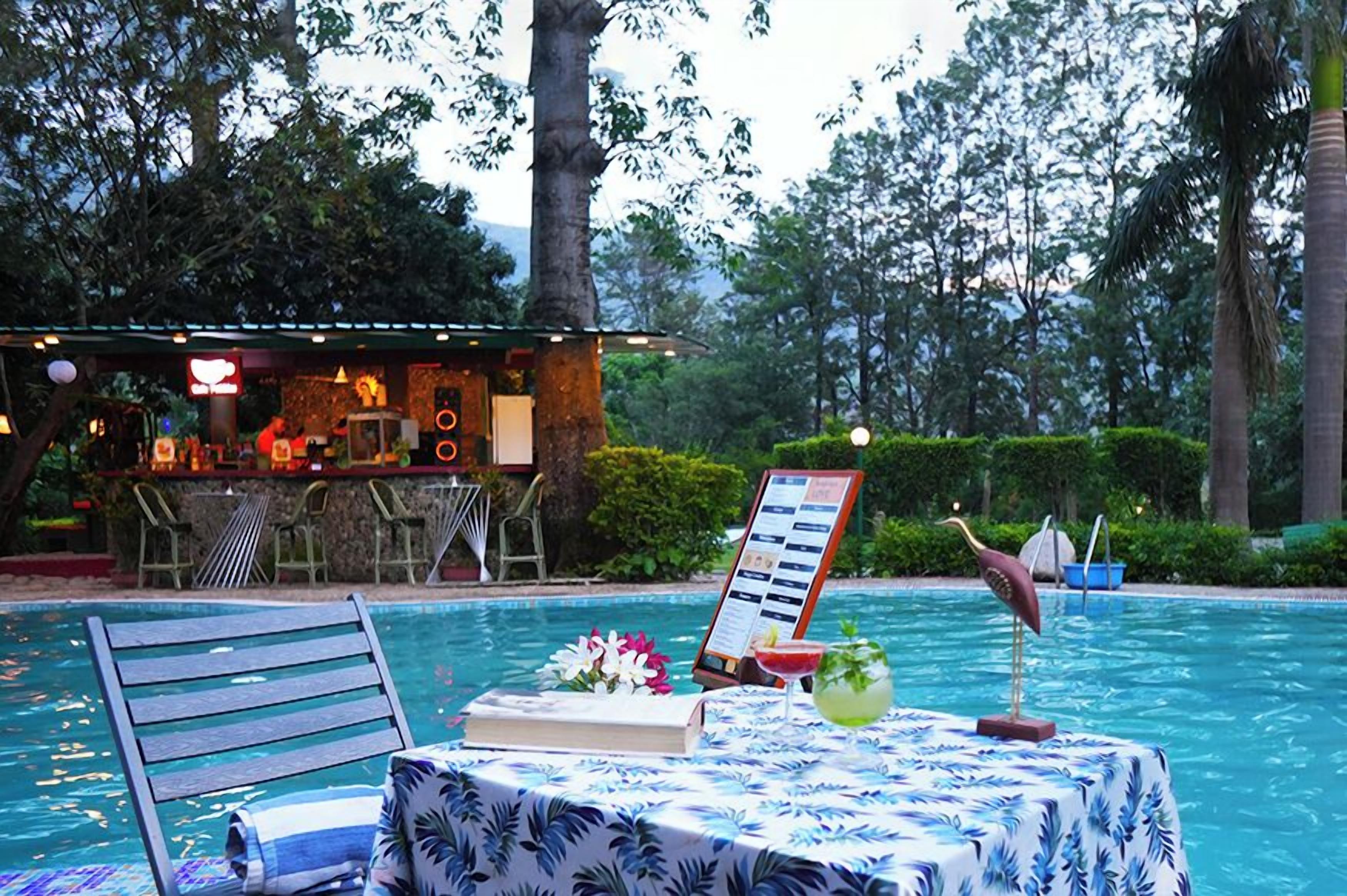 Petit déjeuner, déjeuner et dîner servis sur place, vue sur la piscine