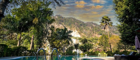 Una piscina al aire libre