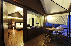 Minibar, caja fuerte, mobiliario individual y escritorio