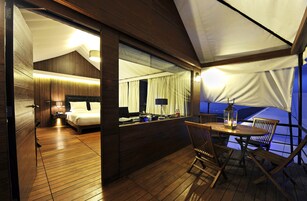 Minibar, caja de seguridad en la habitación y muebles diferentes 