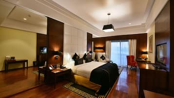 Adventure Resort King Bed | Minibar, in-room safe, individually furnished, desk