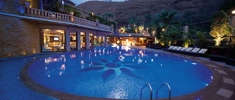 Piscina externa, espreguiçadeiras