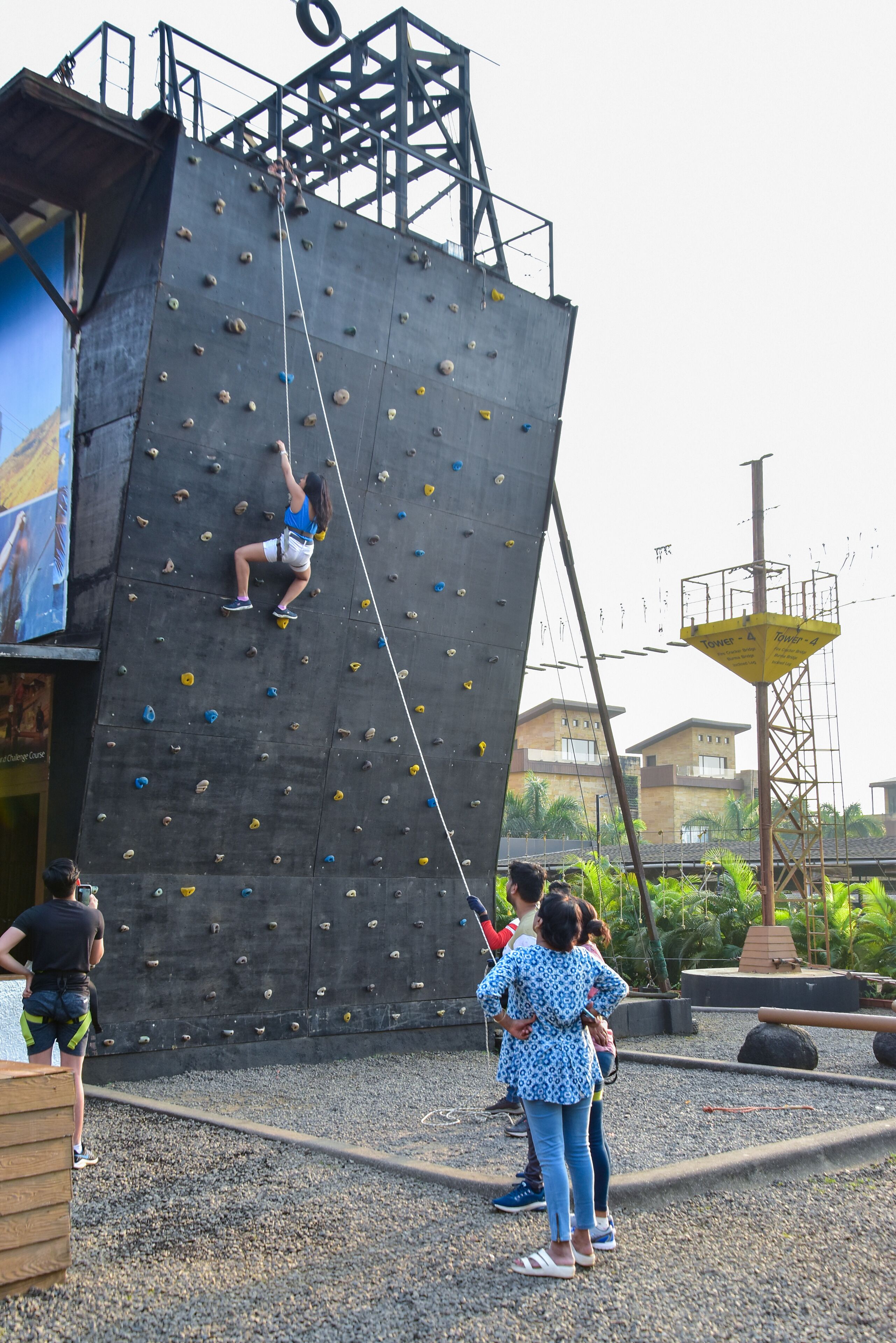 Una pared de escalada con una persona escalando.