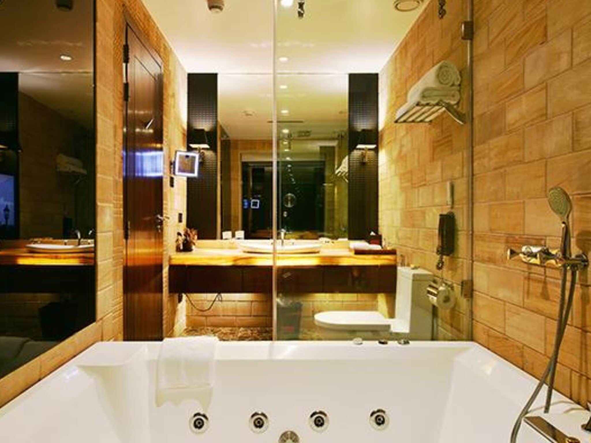 adventure resort twin bed  | bathroom | combined shower/bathtub, free toiletries, hair dryer, slippers