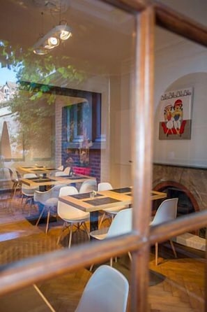Se ofrece un desayuno bufé (15 EUR por persona)