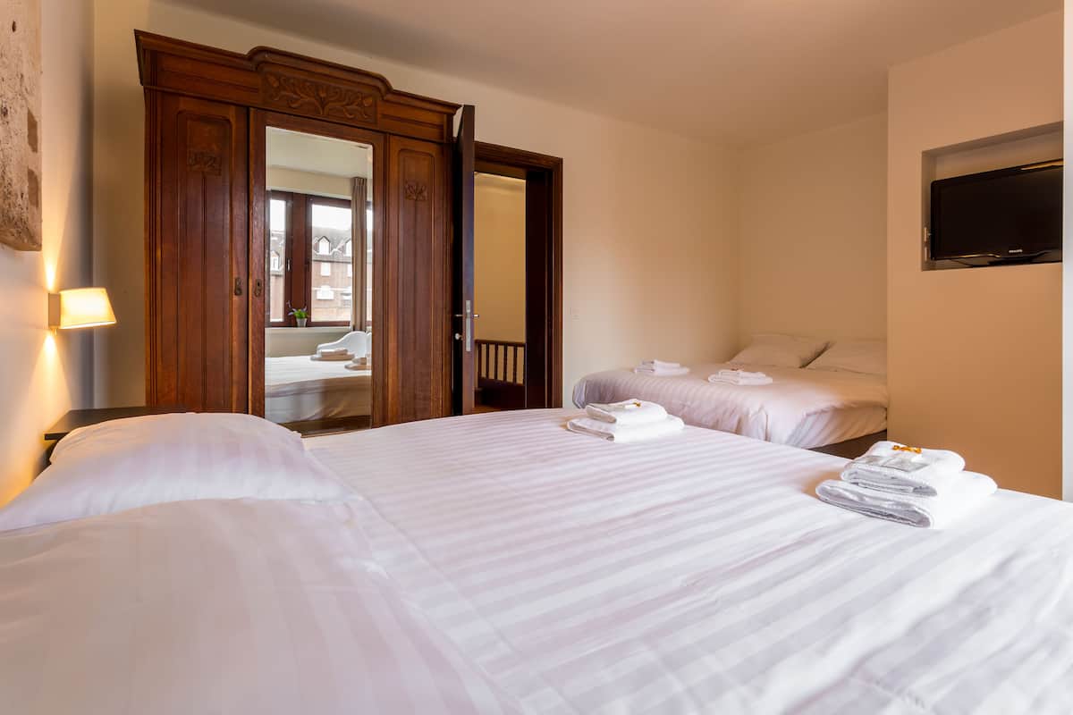 Family Room | Cribs/infant beds, free WiFi