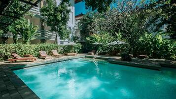 Una piscina al aire libre