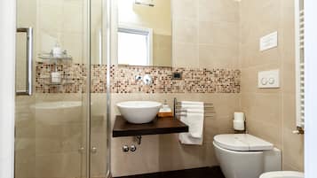 Habitación doble clásica, baño en la habitación, vista al patio | Baño | Regadera, secadora de cabello, bidet, toallas