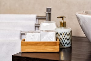 Classic Double Room, Ensuite, Courtyard View | Bathroom | Shower, hair dryer, bidet, towels