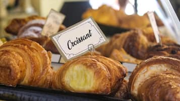 Une présentation de croissants avec une étiquette.