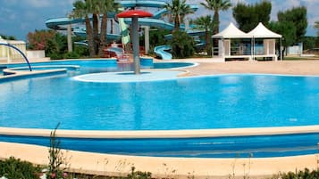 3 piscines extérieures, couloir de nage