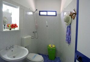 Chuveiro, toalhas de banho