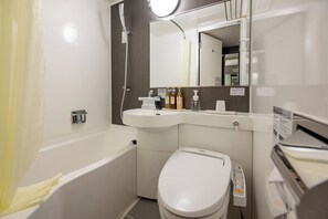 Literie de qualité, couette en duvet, bureau, fer et planche à repasser