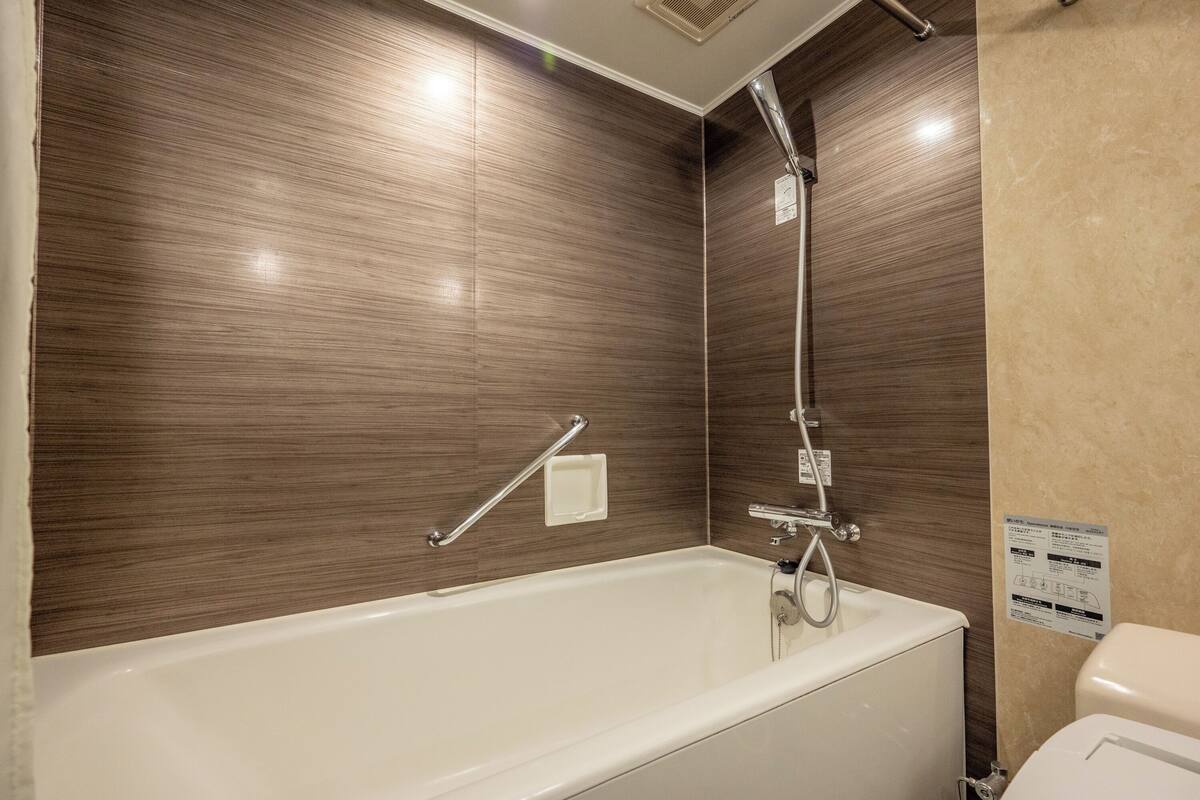 royal twin room, non smoking | bathroom | combined shower/bathtub, deep-soaking bathtub, free toiletries