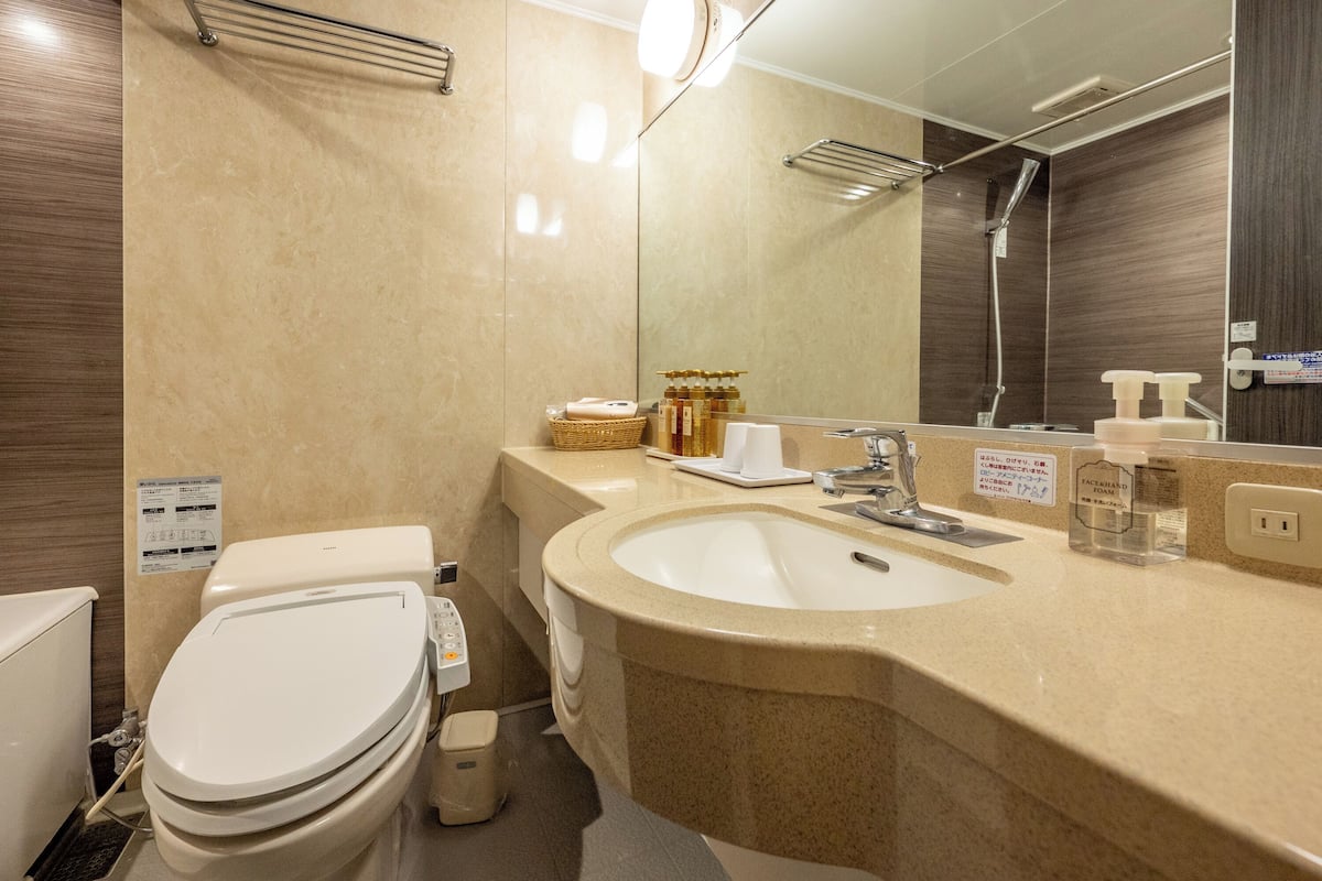 royal twin room, non smoking | bathroom | combined shower/bathtub, deep-soaking bathtub, free toiletries