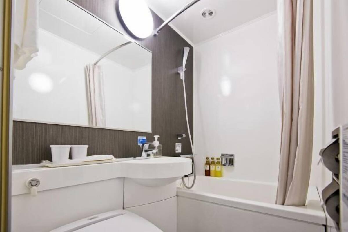Combined shower/tub, deep soaking tub, free toiletries, hair dryer