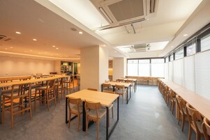 每日供应自助式早餐（每人 JPY 1500）