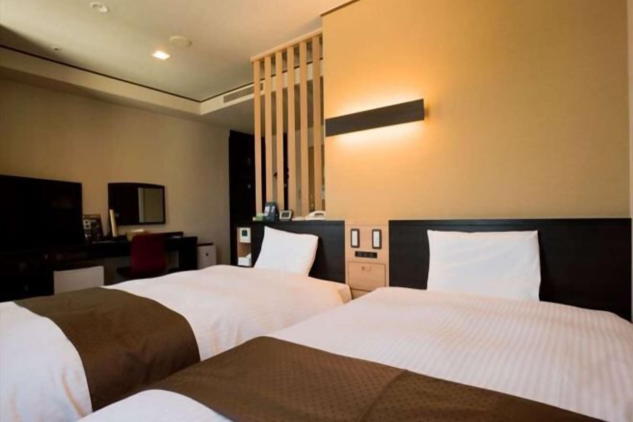 高級寝具、羽毛の掛け布団、デスク、アイロン / アイロン台