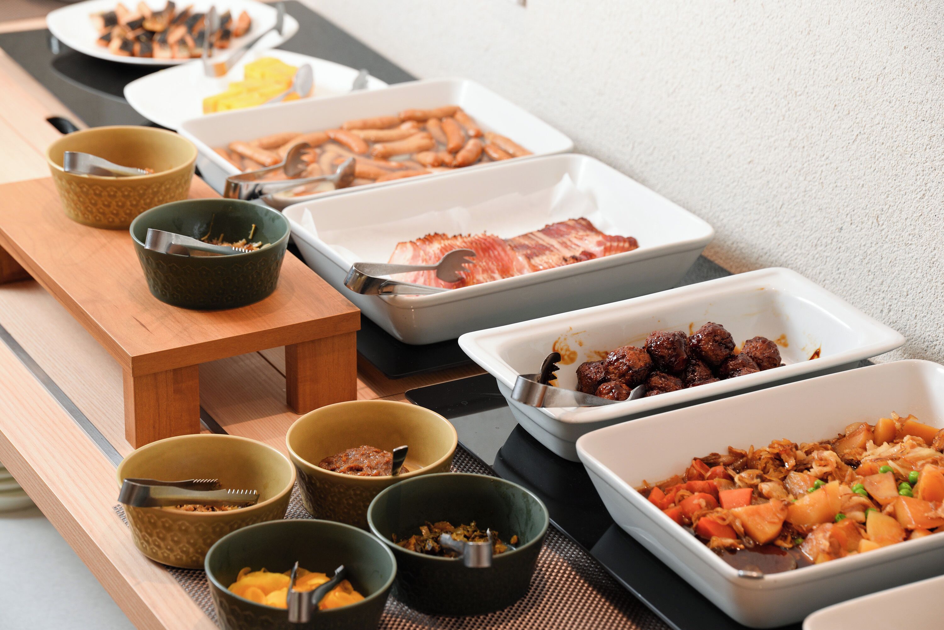 Ein reichhaltiges Buffet mit verschiedenen Speisen und Schüsseln auf einem Tisch.