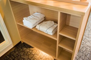 Royal Twin Room, Non Smoking | Premium bedding, down comforters, desk, iron/ironing board