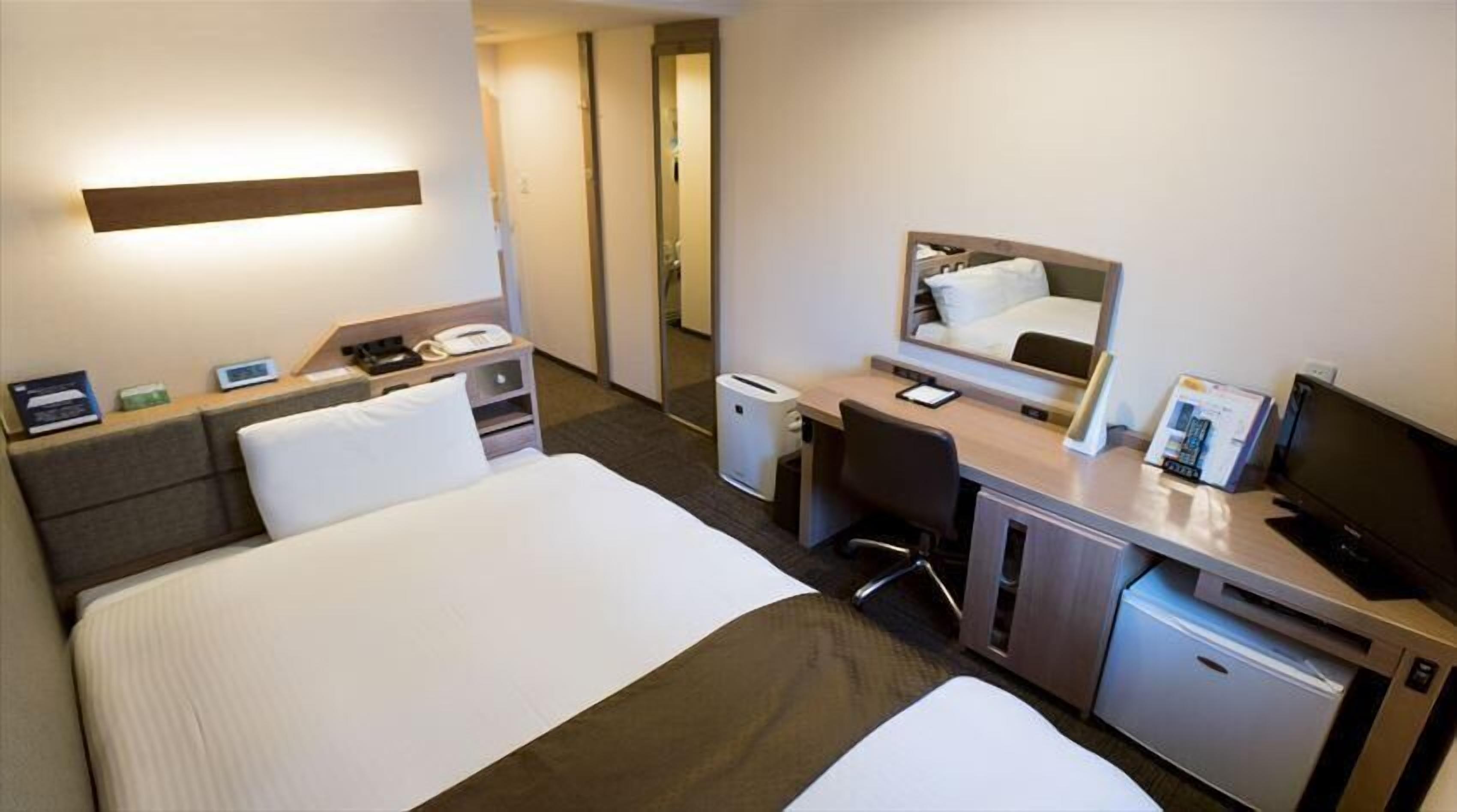 Premium bedding, down duvets, desk, iron/ironing board