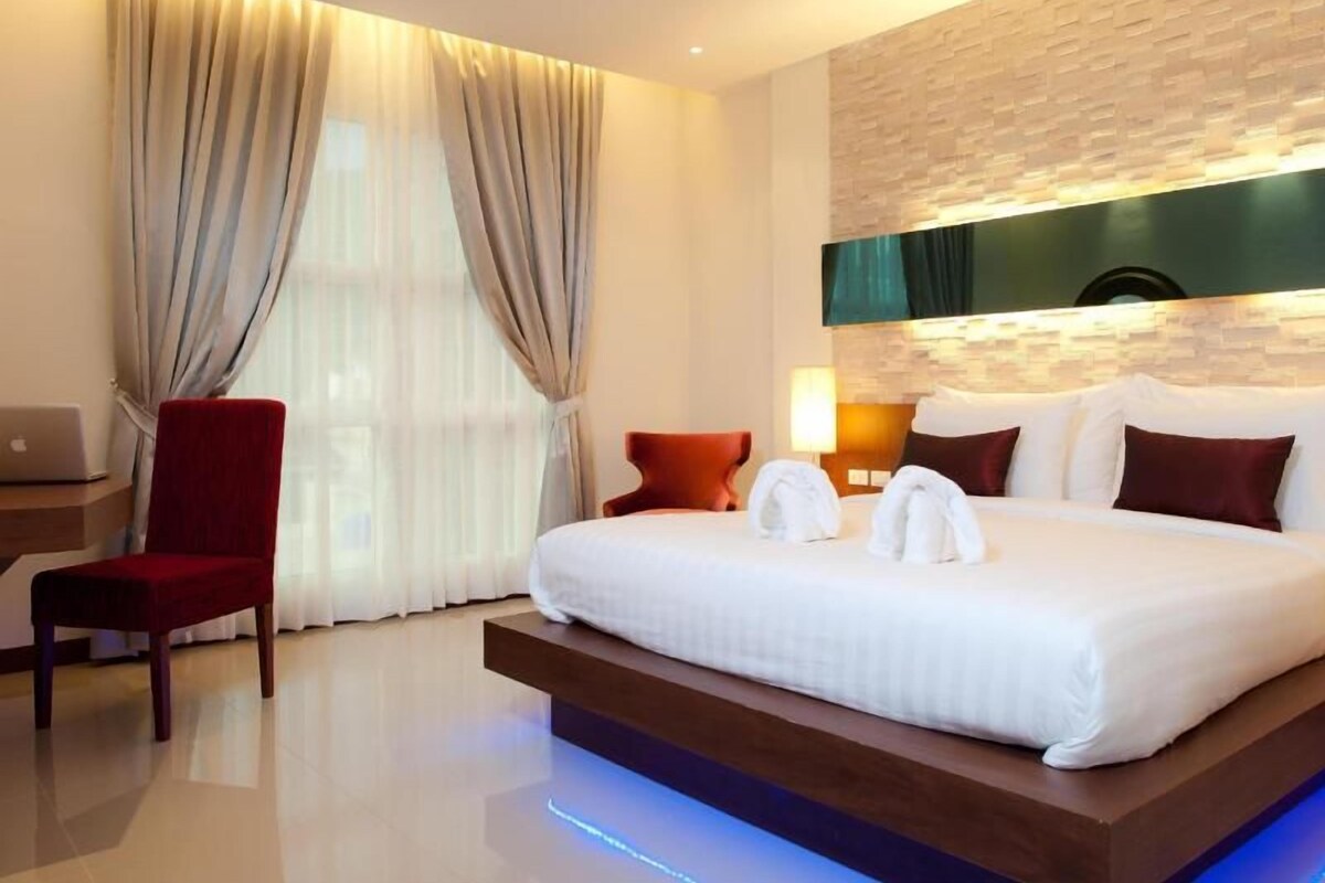 Premium bedding, down comforters, minibar, in-room safe