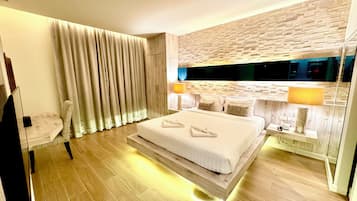 Suite | Premium bedding, down duvets, minibar, in-room safe