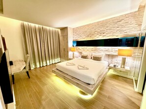 Suite | Premium bedding, down duvets, minibar, in-room safe - De coze' Hotel (Patong)