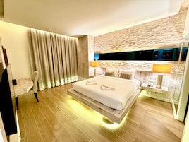 Suite | Premium bedding, down comforters, minibar, in-room safe