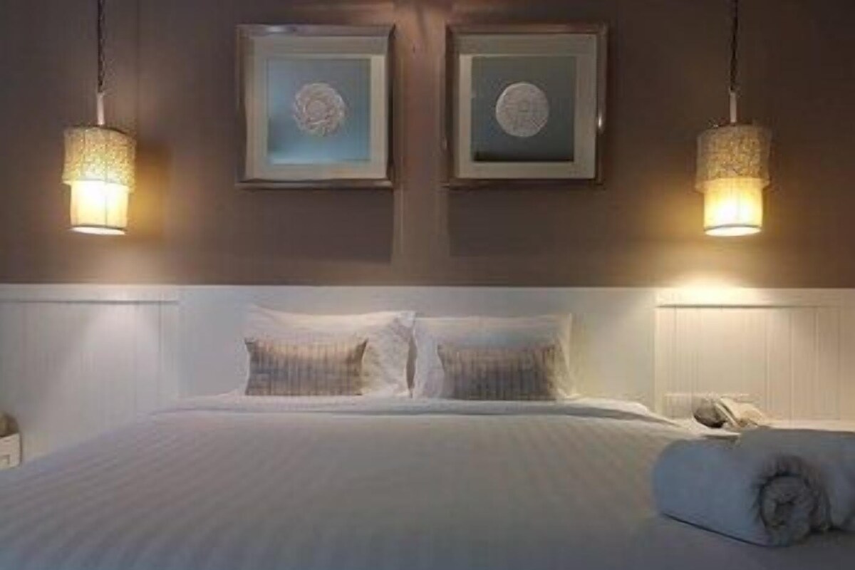 Premium bedding, down comforters, minibar, in-room safe