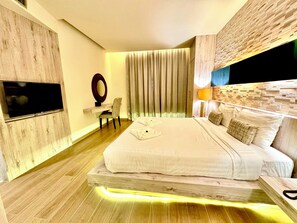 Suite | Premium bedding, down duvets, minibar, in-room safe - De coze' Hotel (Patong)