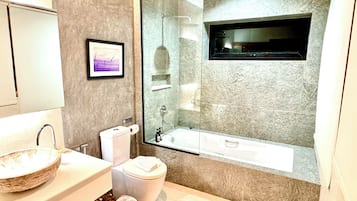 Habitación Deluxe | Baño | Tina con regadera, regadera tipo lluvia, amenidades de baño gratuitas