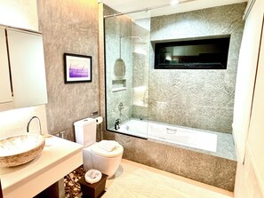 Quarto luxo | Banheiro | Chuveiro/banheira combinados, chuveiro com efeito de chuva