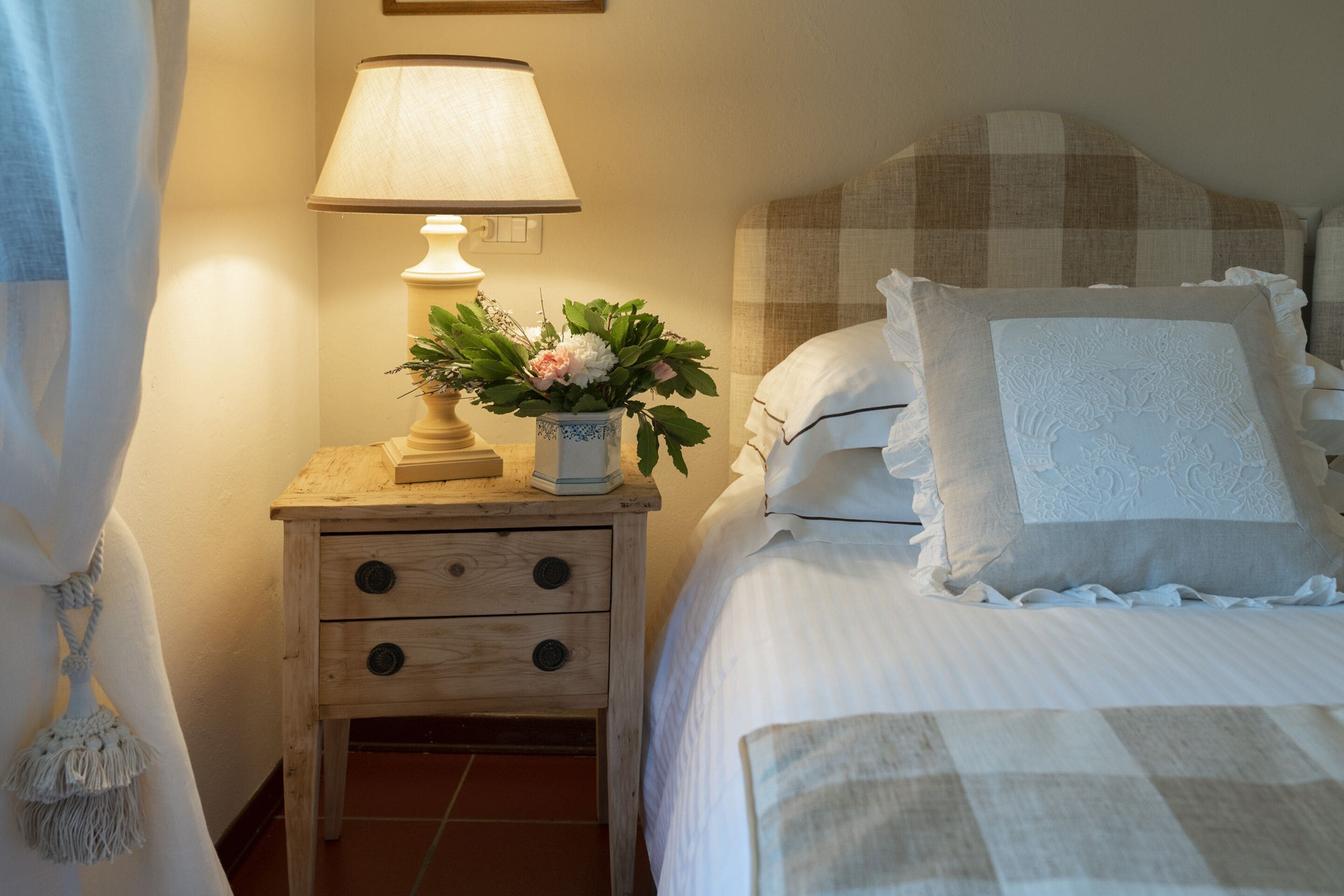 comfort apartment, 3 bedrooms | desk, iron/ironing board, cots/infant beds, rollaway beds