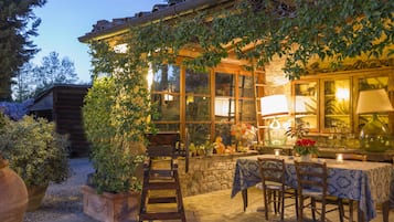 Petit-déjeuner, déjeuner et dîner servis sur place, vue sur le jardin