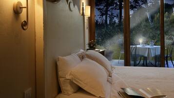 Skrivebord, strykejern/-brett og barnesenger